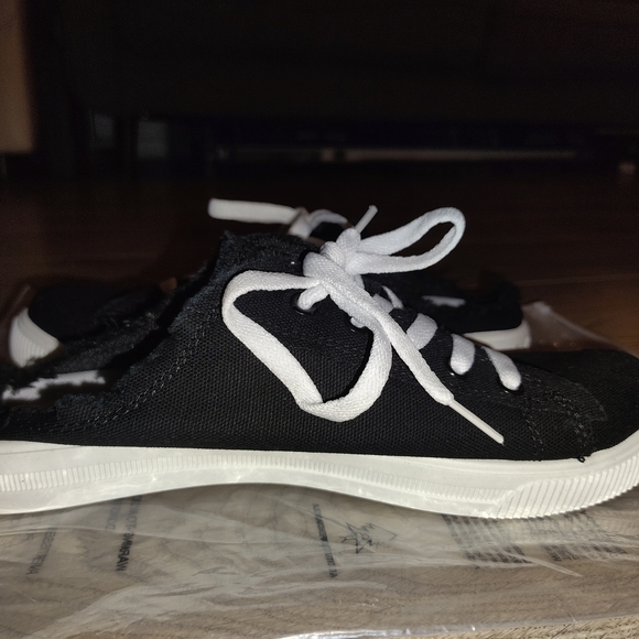 Denim&Co Black and White Sneakers - Picture 3 of 5